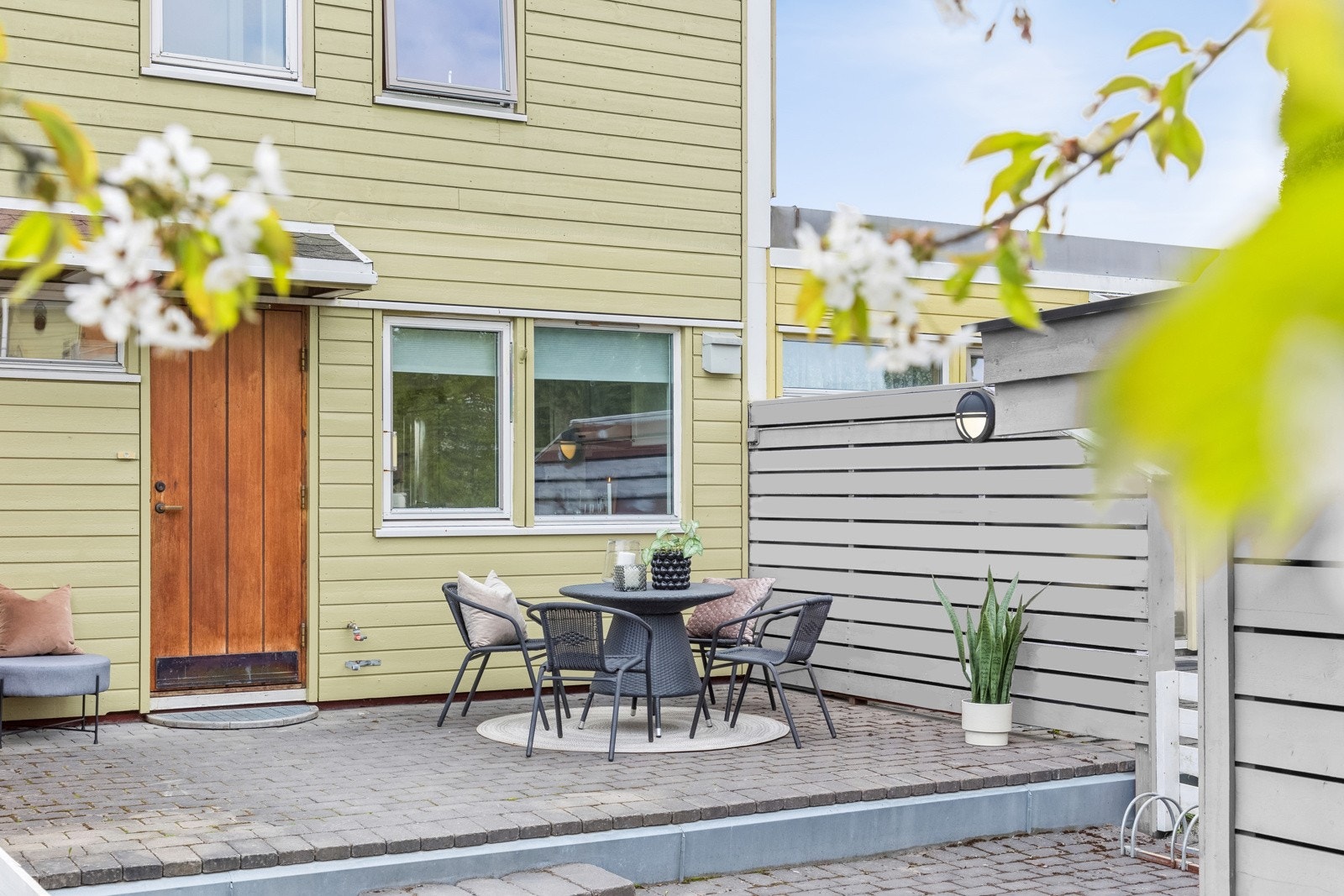 Ved inngangspartiet er det opparbeidet et steinbelagt uteområde med plass til en sittegruppe. Galleribilde