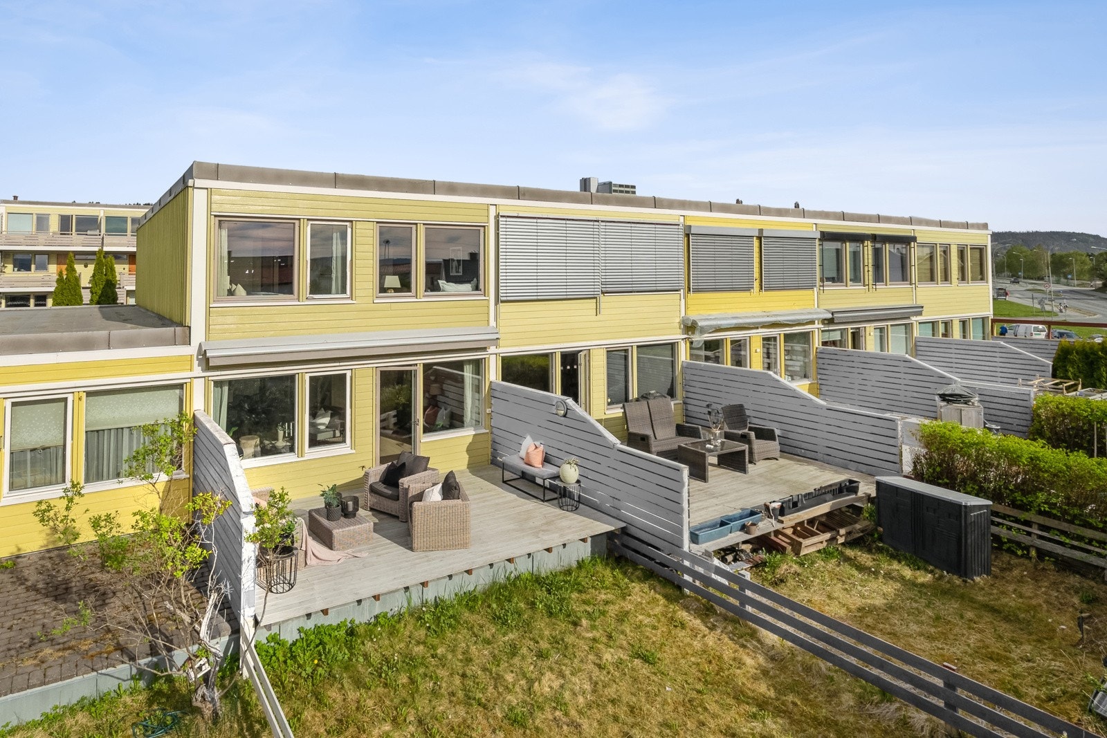 Proaktiv Eiendomsmegling ved Steinar Skaanes (tlf 970 59 239) har gleden av å presentere et pent og innholdsrikt rekkehus over 2 plan på populære Risvollan. Galleribilde