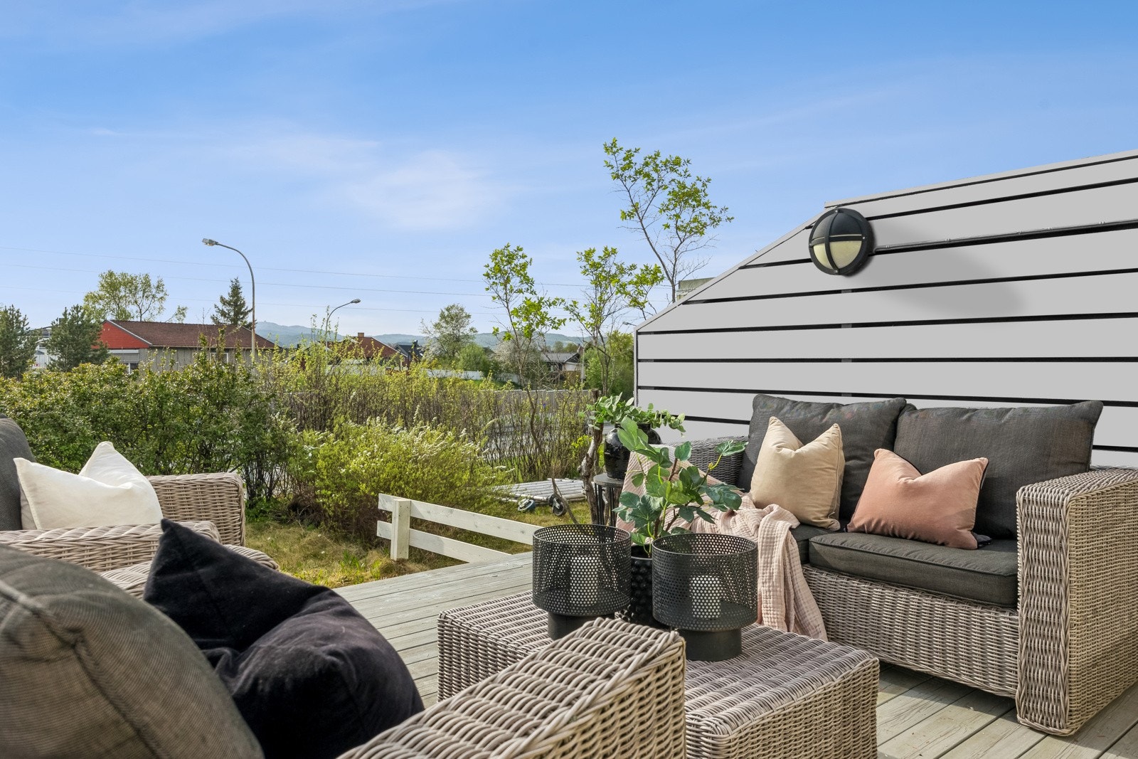 Terrassen måler 19 kvm, og har plass til både spisegruppe og grill m.m. Galleribilde