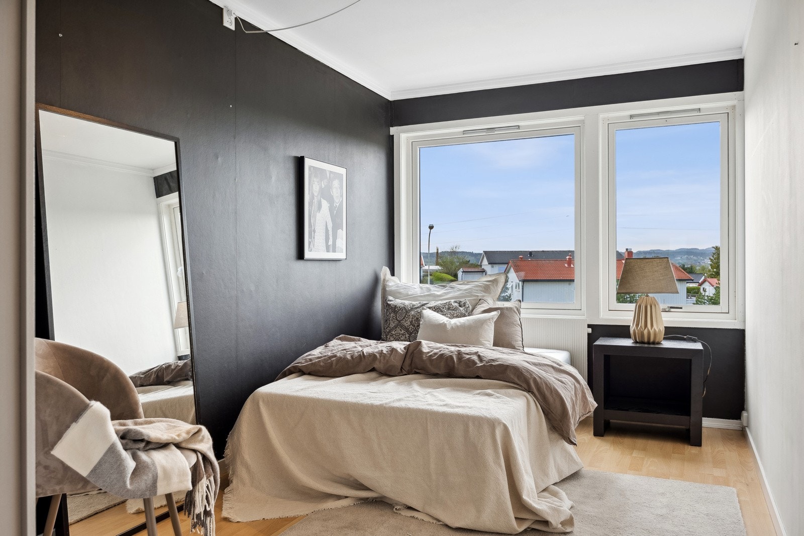Soverom på 10,5 kvm, med god plass til en stor seng, garderobe og eventuelt kontorplass. Behagelig radiator som varmekilde. Galleribilde