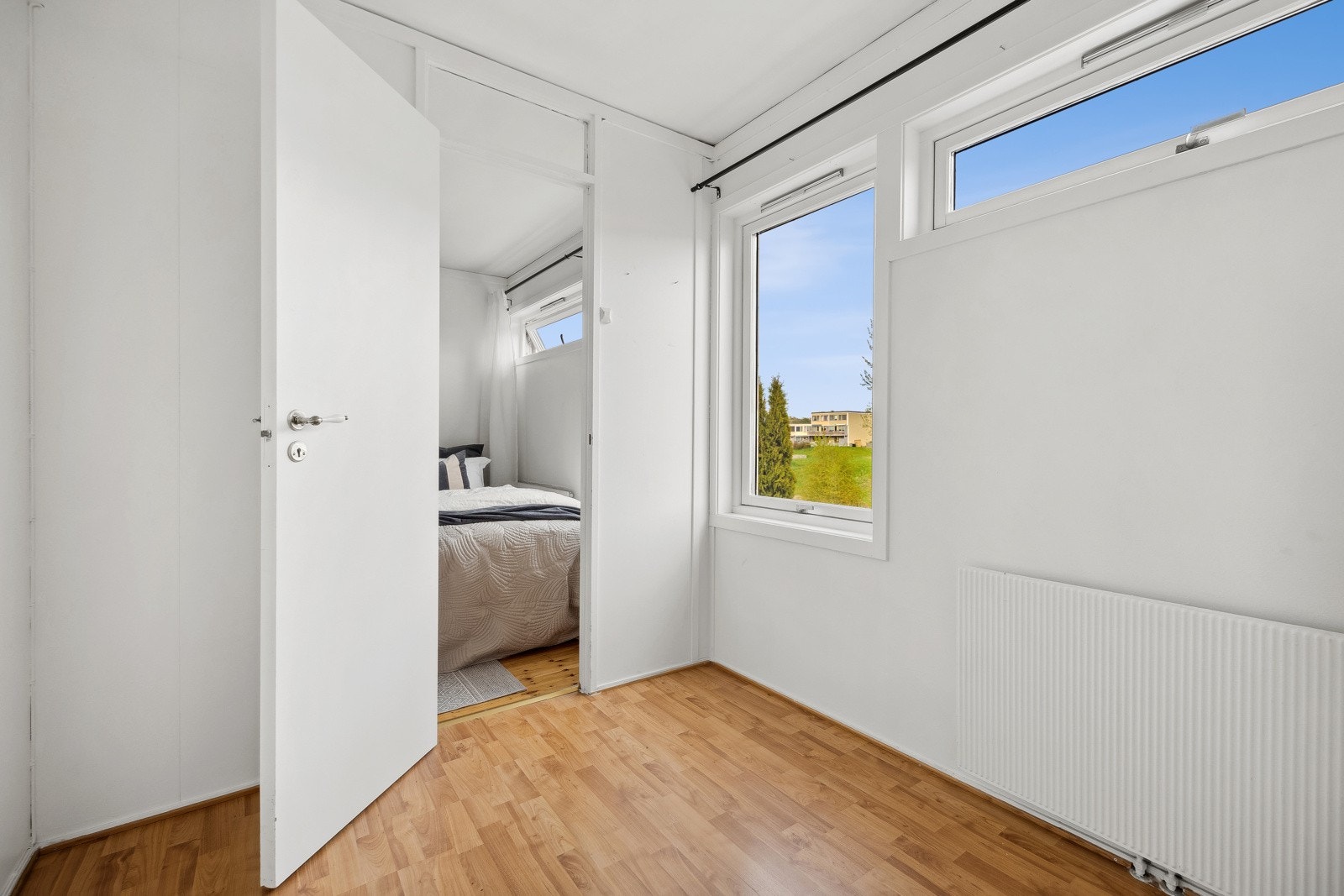 Fra hovedsoverommet har man også adkomst til et eget garderoberom/bod, som alternativt kan innredes til kontor eller barnerom Galleribilde