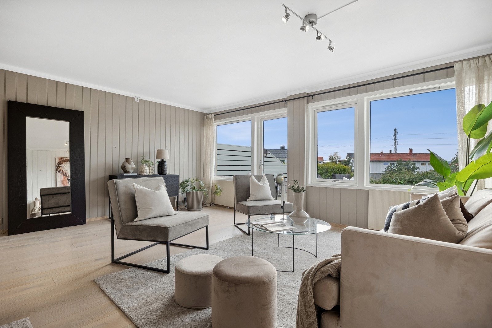 Lys stue malt i moderne farger. Store vindusflater gir godt med naturlig innlys. Galleribilde