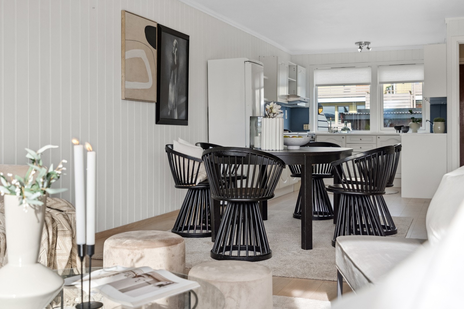 Det er store vindusflater på begge ytterveggene som gir godt gjennomlys til familiens samlingsrom. Galleribilde