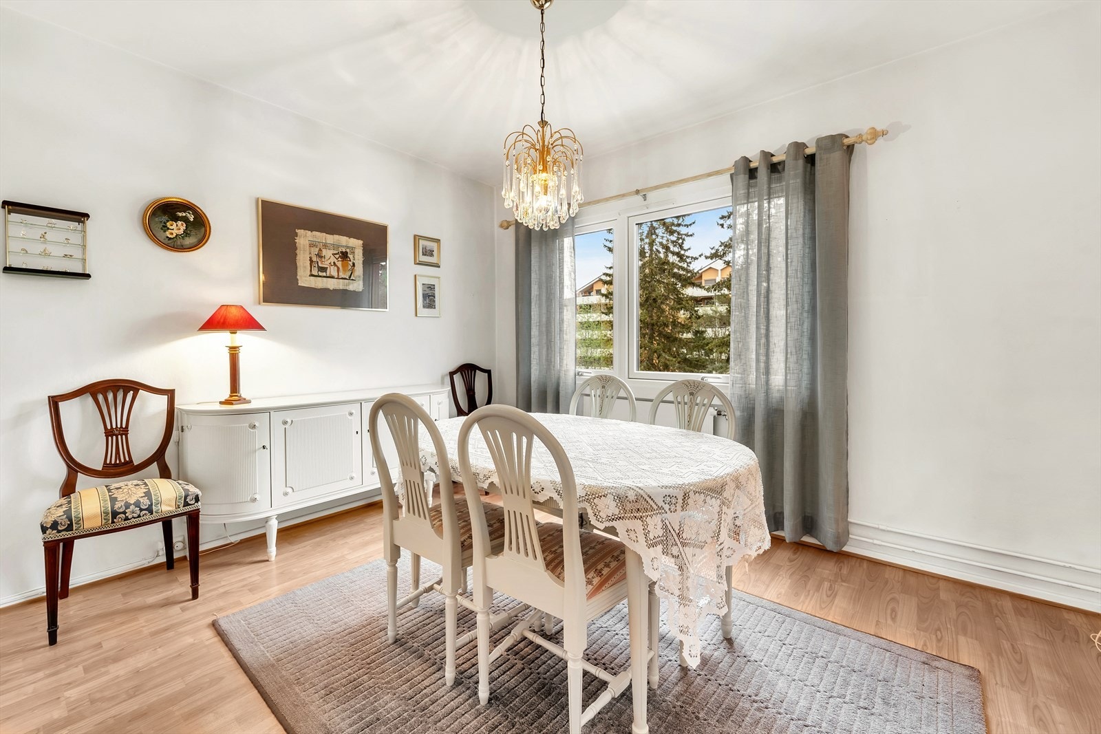 Soverom 2 med plass for seng, nattbord og garderobeskap. Galleribilde