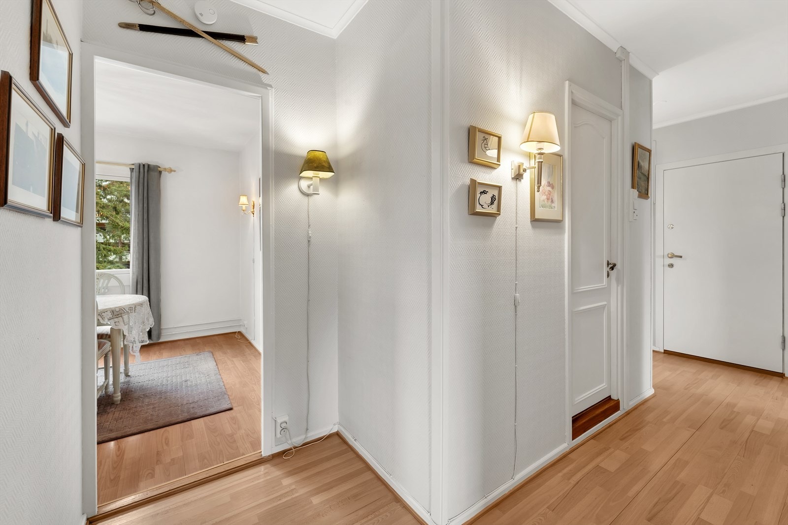 Romslig entré med med adkomst til alle rom. Galleribilde