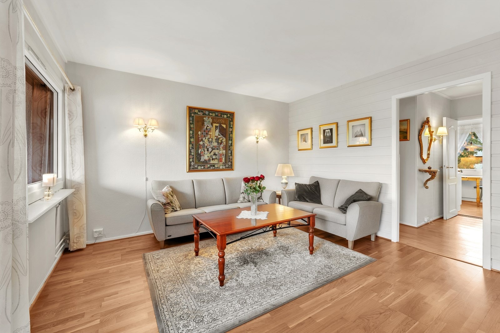 Romslig stue med god plass for sofagruppe og spisemøblement. Galleribilde