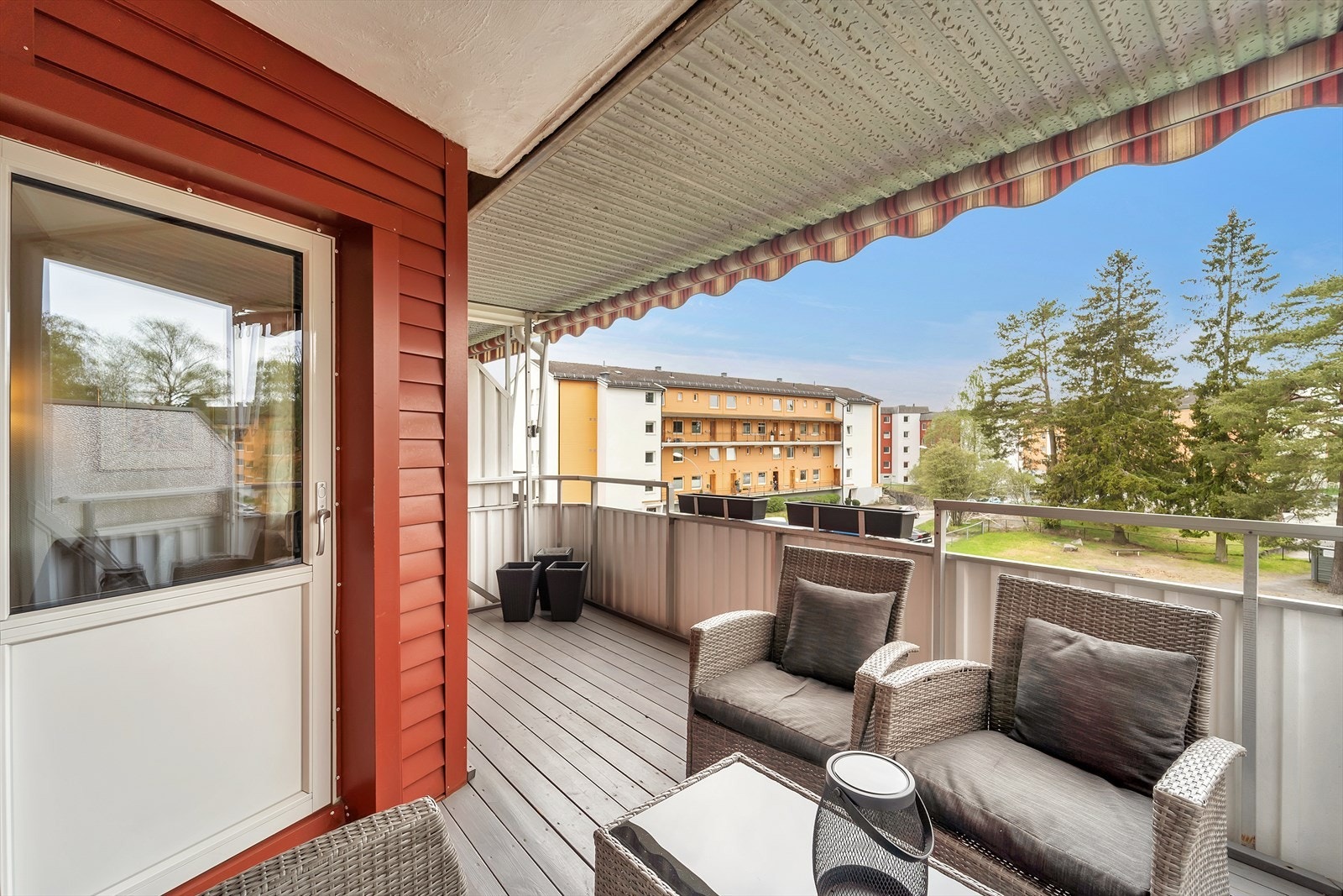 Stor vestvendt balkong på 11 kvm med tremmegulv, markise og gode solforhold. Galleribilde