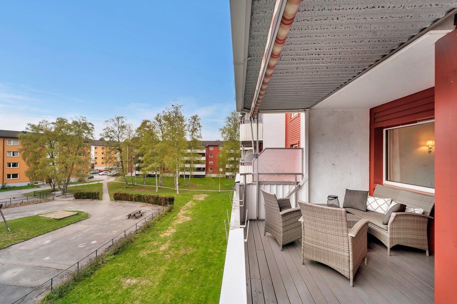 Hyggelig utsyn over borettslaget fellesarealer. Galleribilde