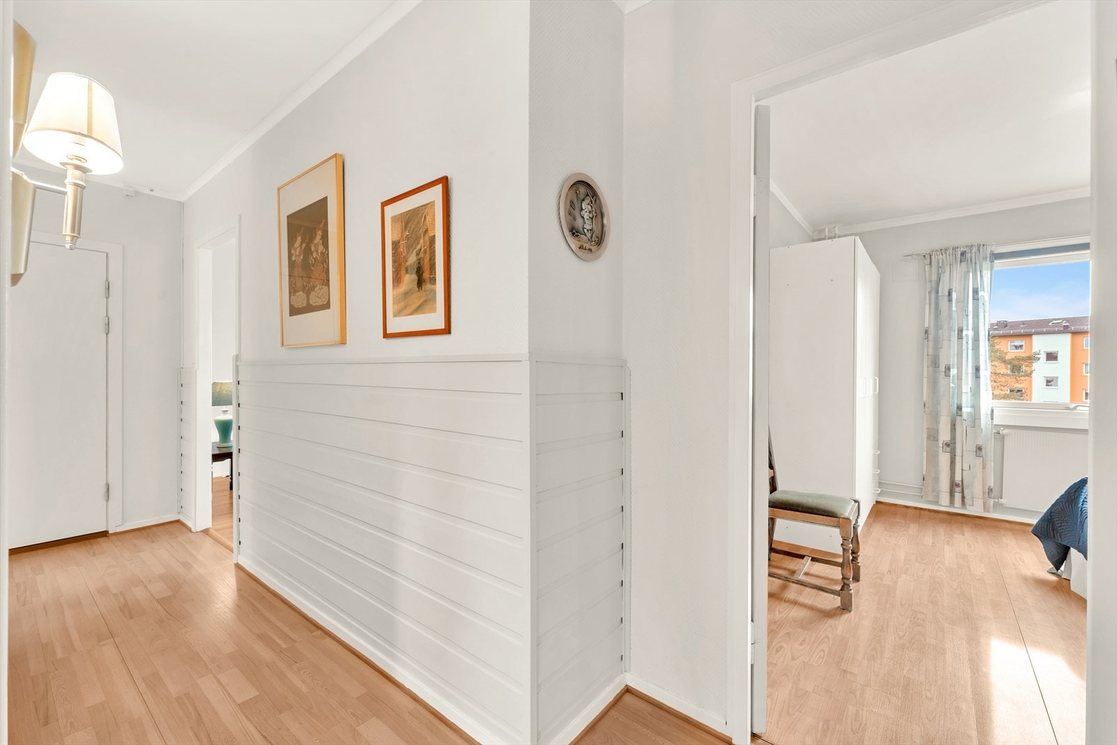Romslig entré med med adkomst til alle rom. Galleribilde