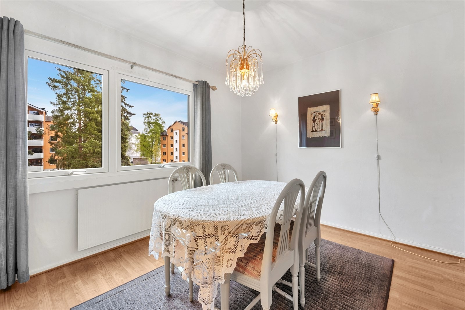 Soverom 2 med plass for seng, nattbord og garderobeskap. Galleribilde