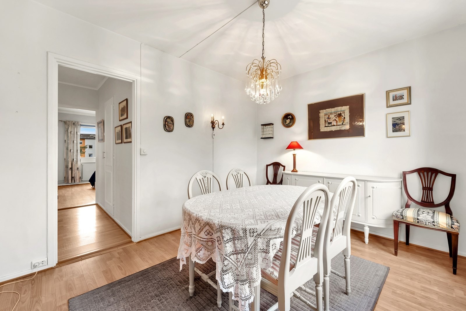 Soverom 2 med plass for seng, nattbord og garderobeskap. Galleribilde