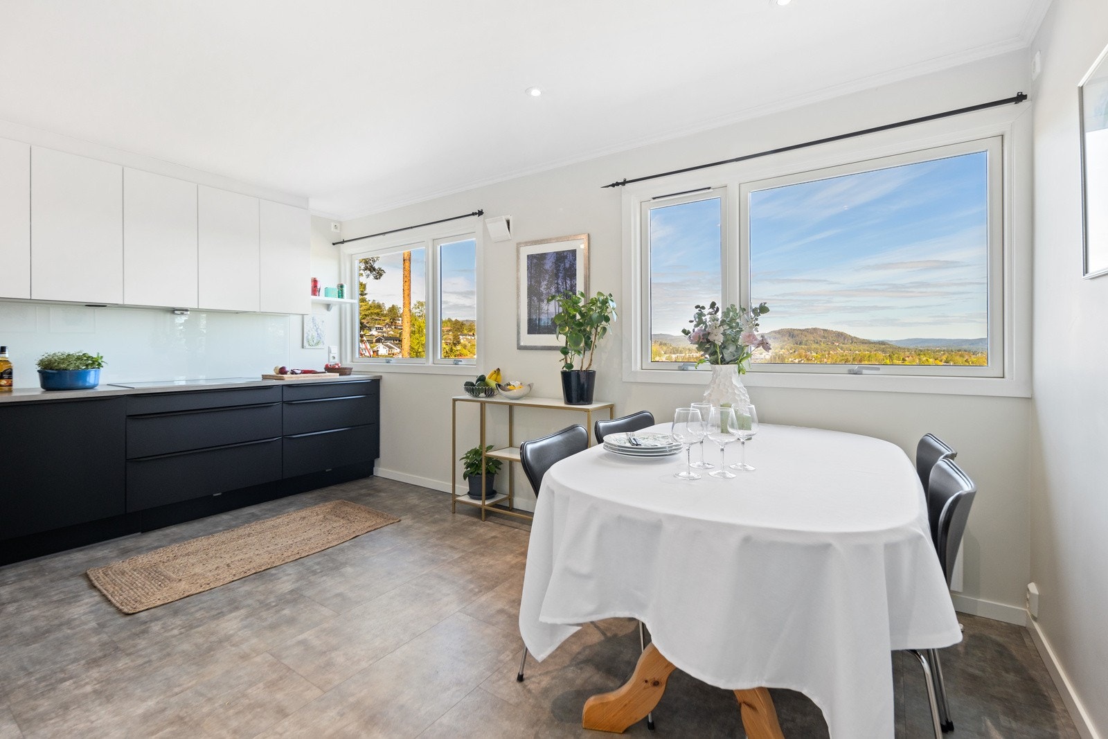 Kjøkken med kjøkkeninnredning fra HTH og Miele hvitevarer. Galleribilde