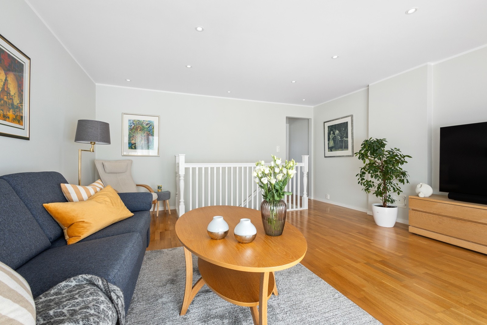 Det er god plass til sofagruppe og tv-møbler i stuen. Galleribilde