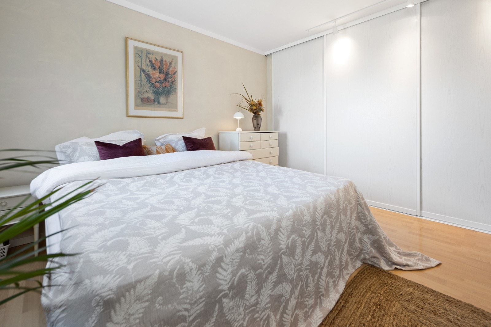 Hovedsoverommet har god oppbevaringsplass i skyvedørsgarderobe. Galleribilde