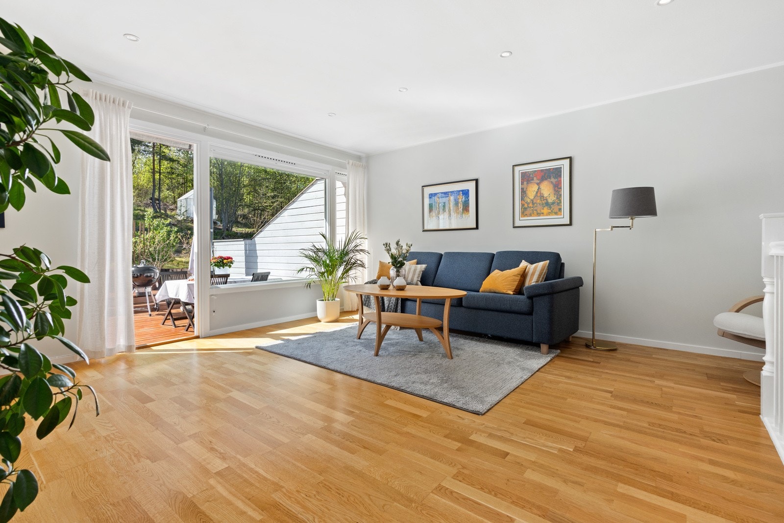 Lys og luftig stue med store vindusflater som slipper inn godt med naturlig lys. Galleribilde