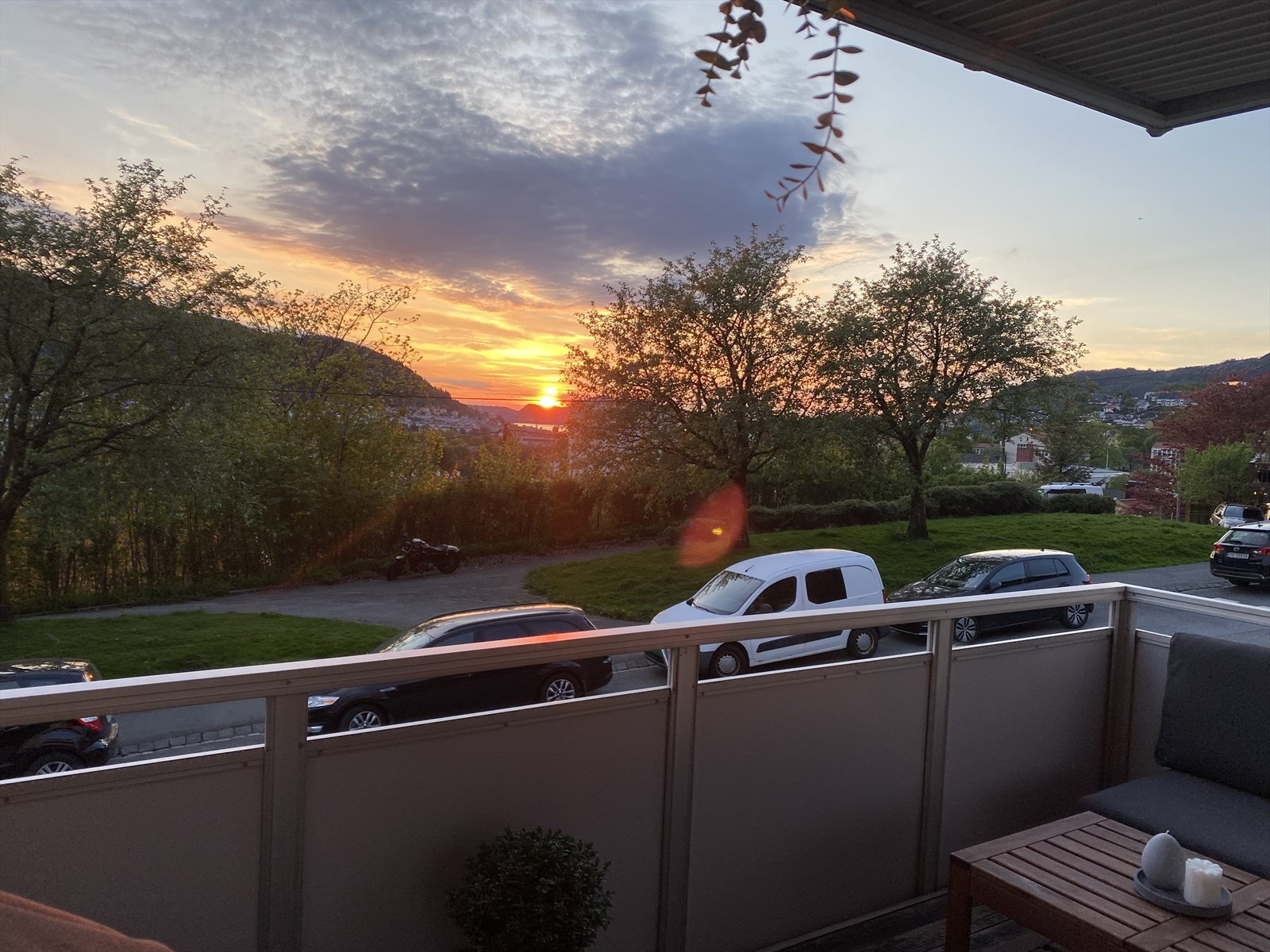 Stemningsbildet tatt fra balkongen. Solnedgang i mai, ca. kl. 22 (selgers bilder) Galleribilde