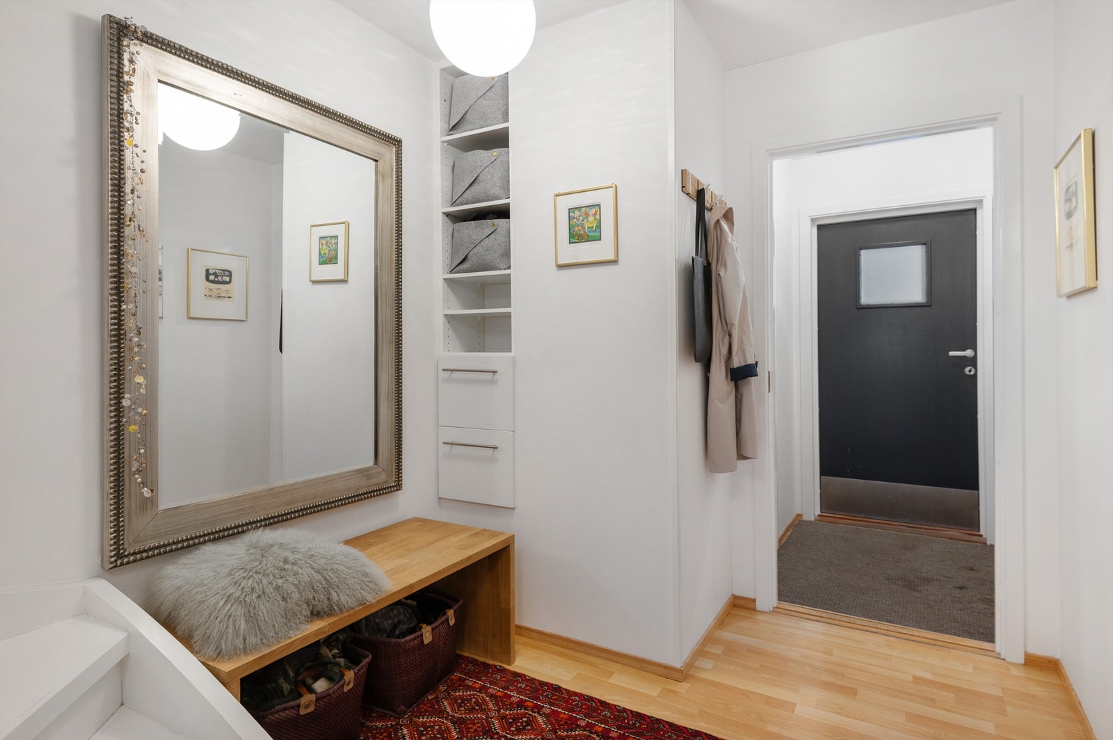 Praktisk innfelt oppbevaring og godt med albuerom. Galleribilde