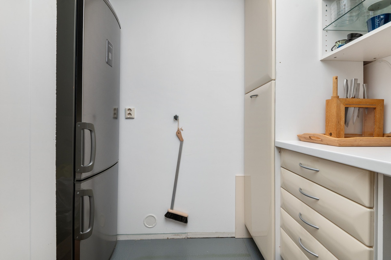 Innenfor kjøkkenet ligger en bod som i dag fungerer som et grovkjøkken. Galleribilde