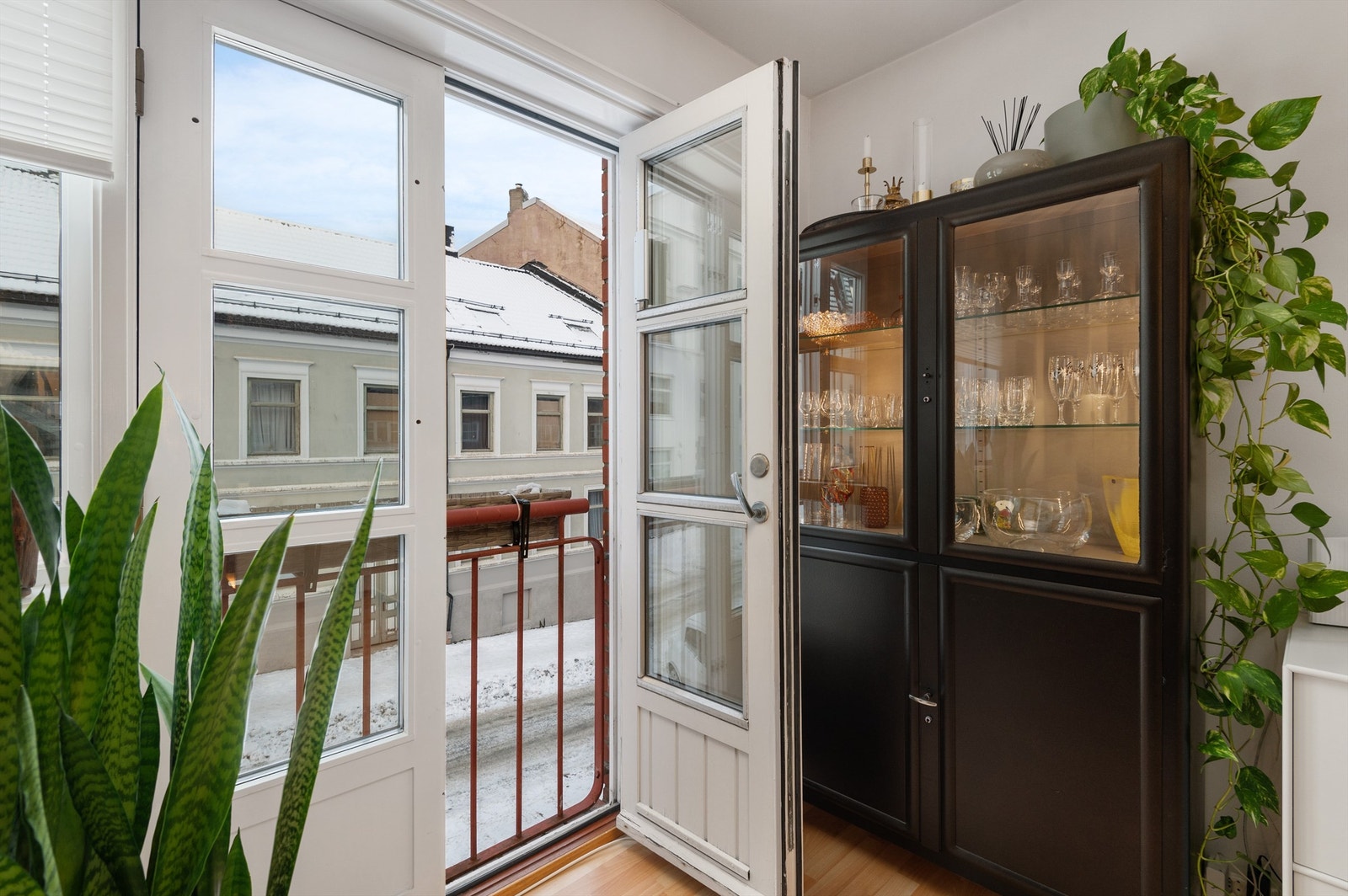 Fransk balkong ut mot gata. Galleribilde