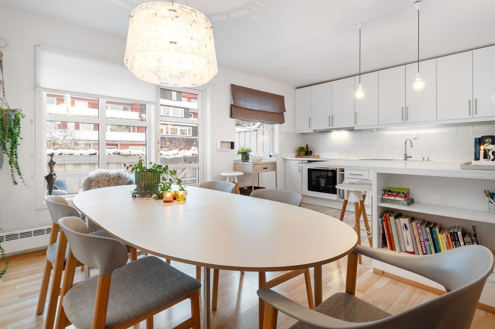 Stue og kjøkken ligger i dels åpen løsning, med adkomst til en lun og solrik altan som vender ut mot borettslagets felles uteområde. Galleribilde