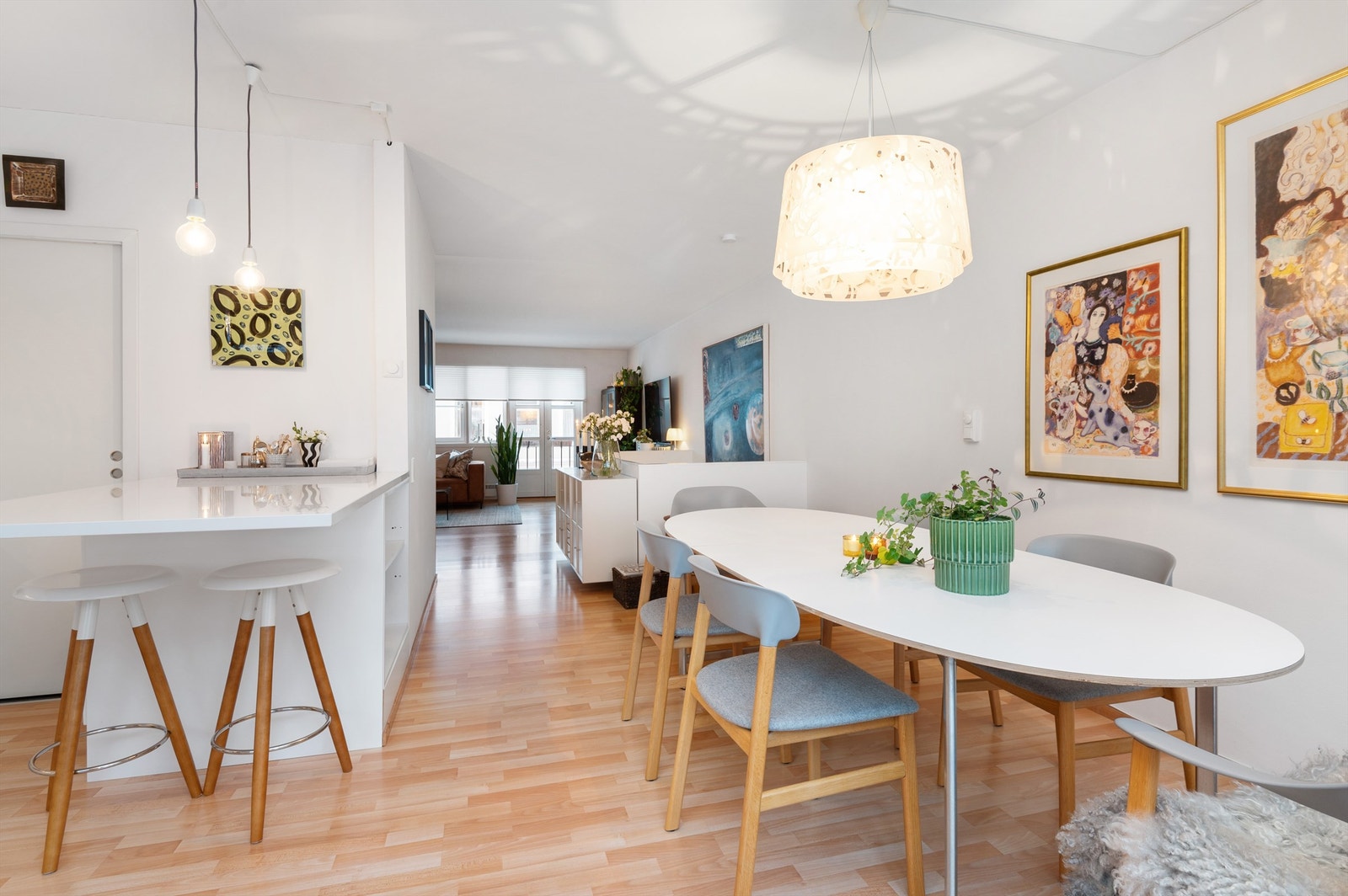 Lys og fin etasje med naturlig adskilte oppholdssoner. Galleribilde