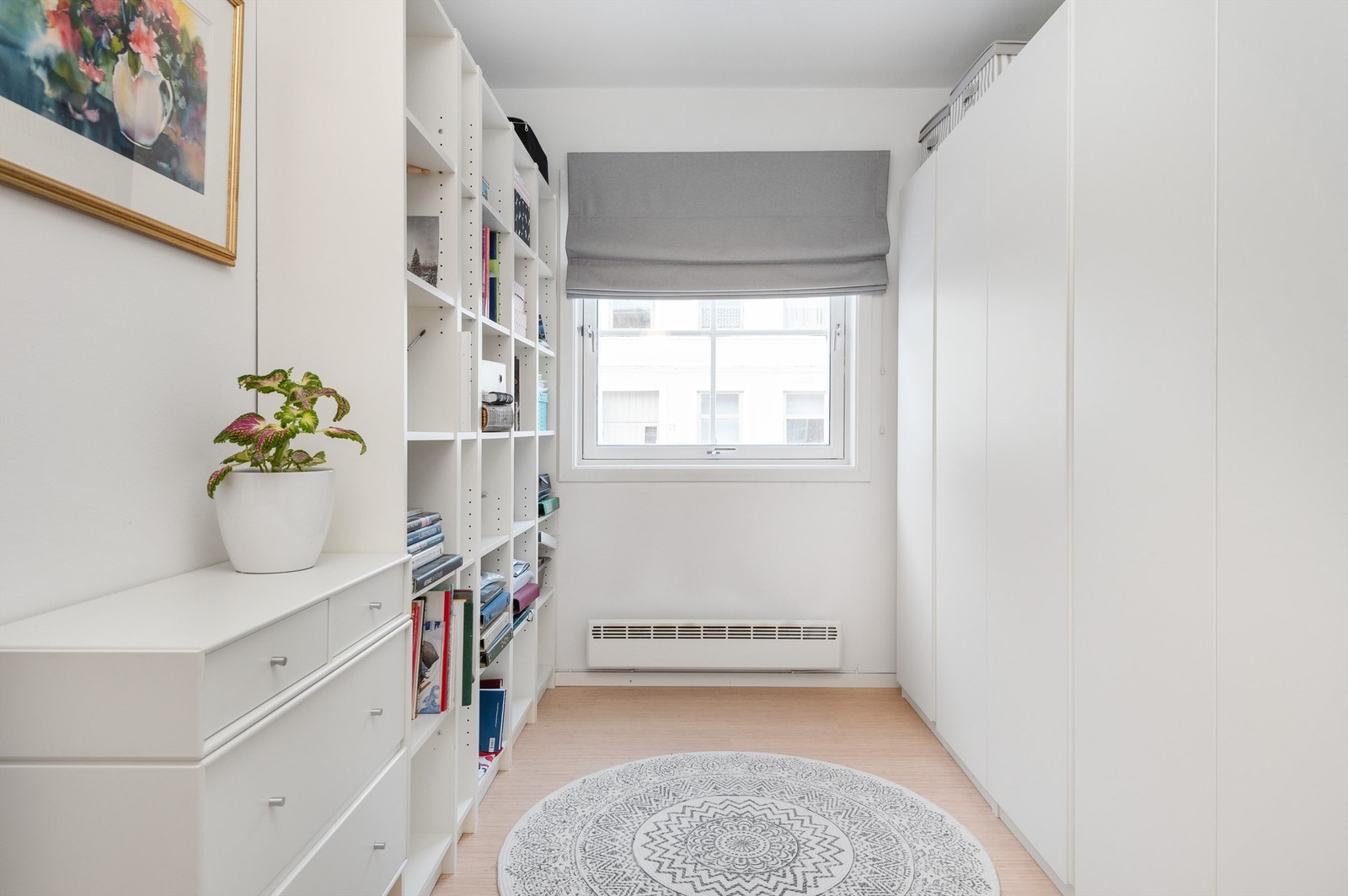 Soverommet på 7 kvm benyttes i dag som garderoberom. Galleribilde