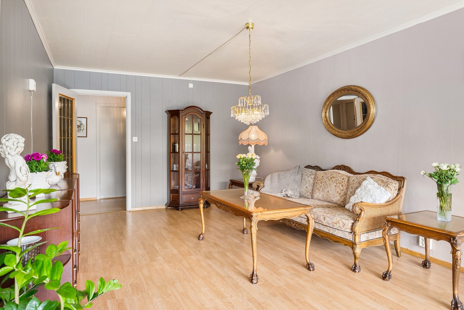 Stuen er stor, lys og har god plass til flere soner Galleribilde