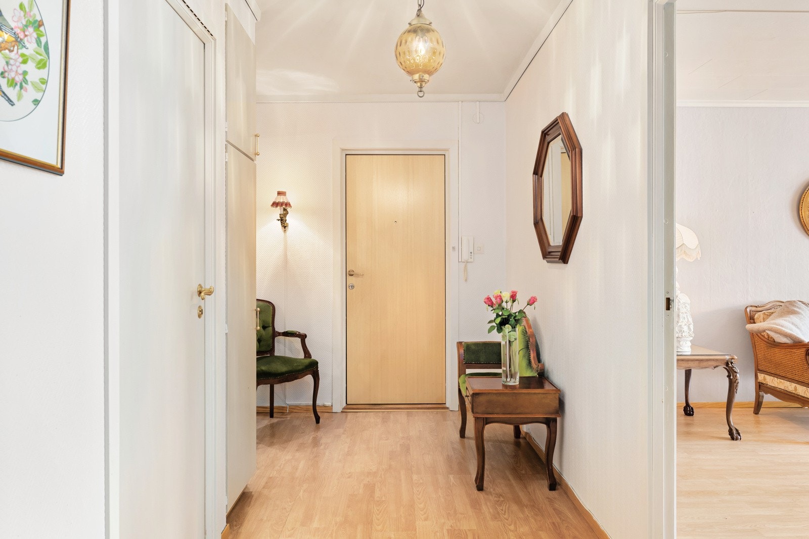Gangen deler av to soverom, bad og stuen Galleribilde