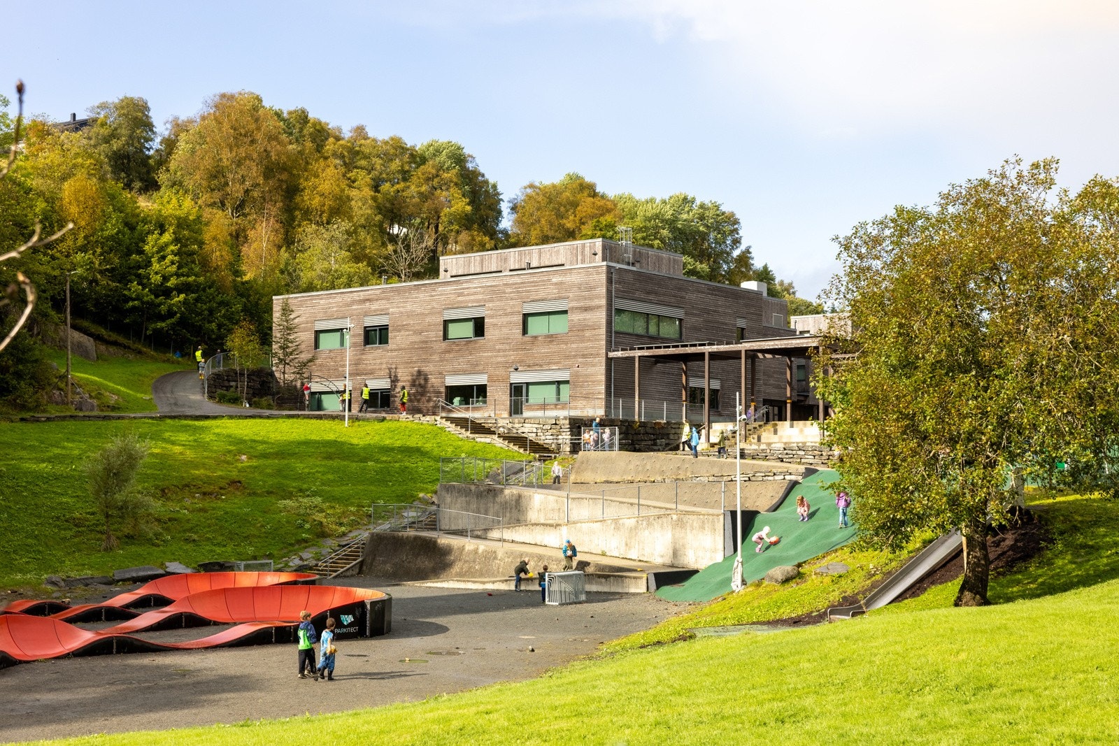 Ulsmåg barneskole like ved Galleribilde