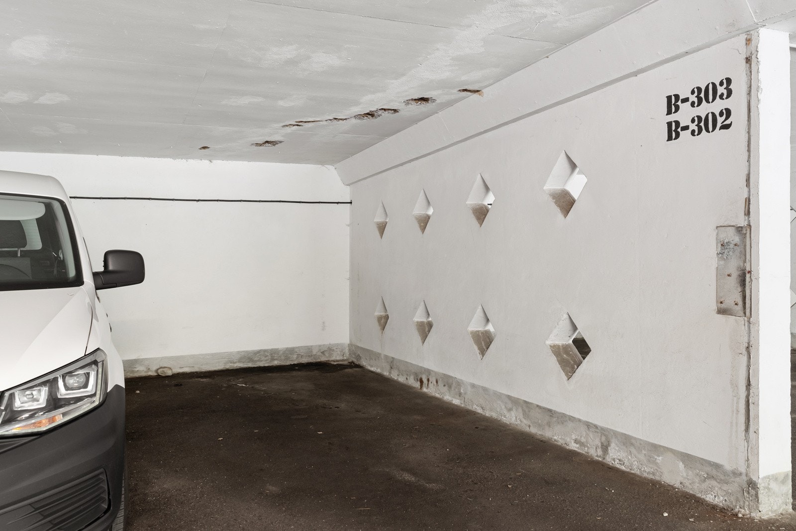 Leiligheten disponerer fast parkeringsplass i felles garasjeanlegg. Galleribilde