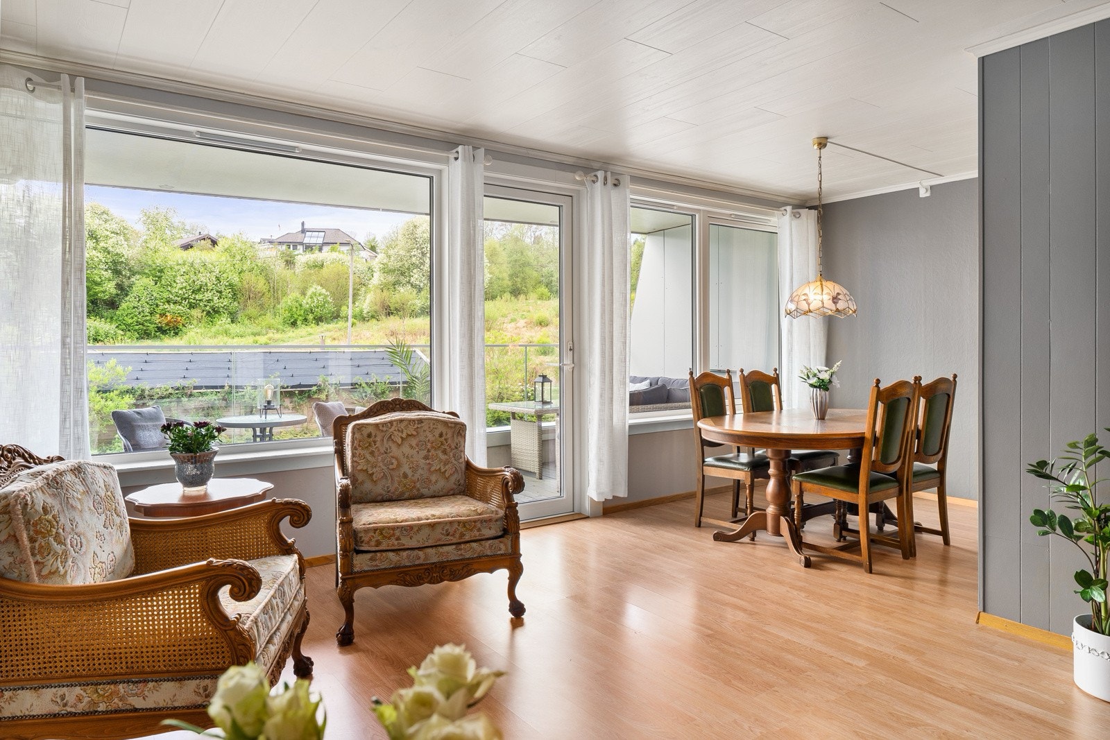 Utgang til den solrike balkongen fra stuen Galleribilde