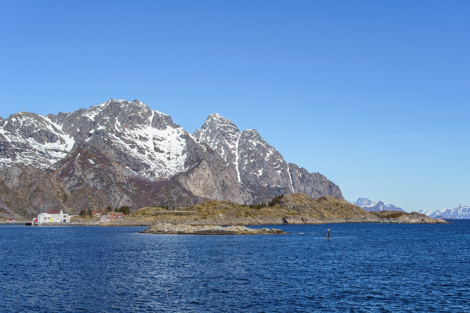 Området rundt Henningsvær byr på flotte turmuligheter både til land og til vann Galleribilde
