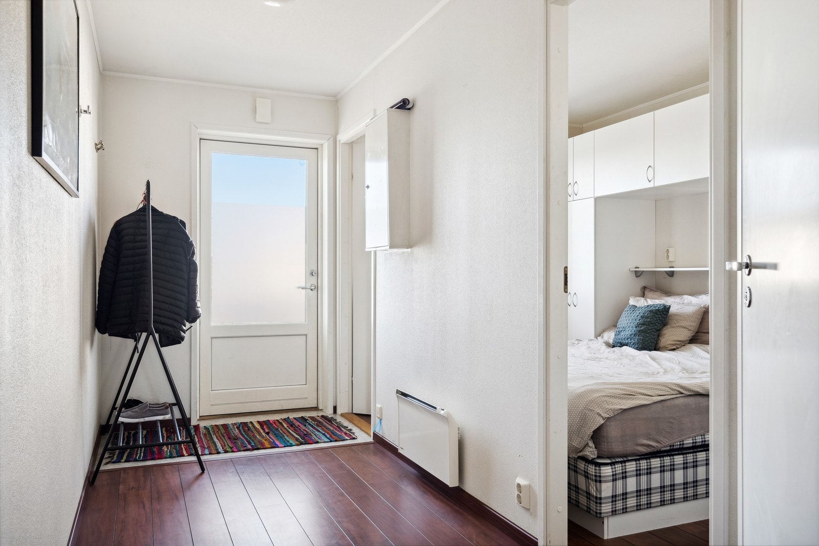 Velkommen inn i entreen - her ser du inn på et av tre soverom Galleribilde