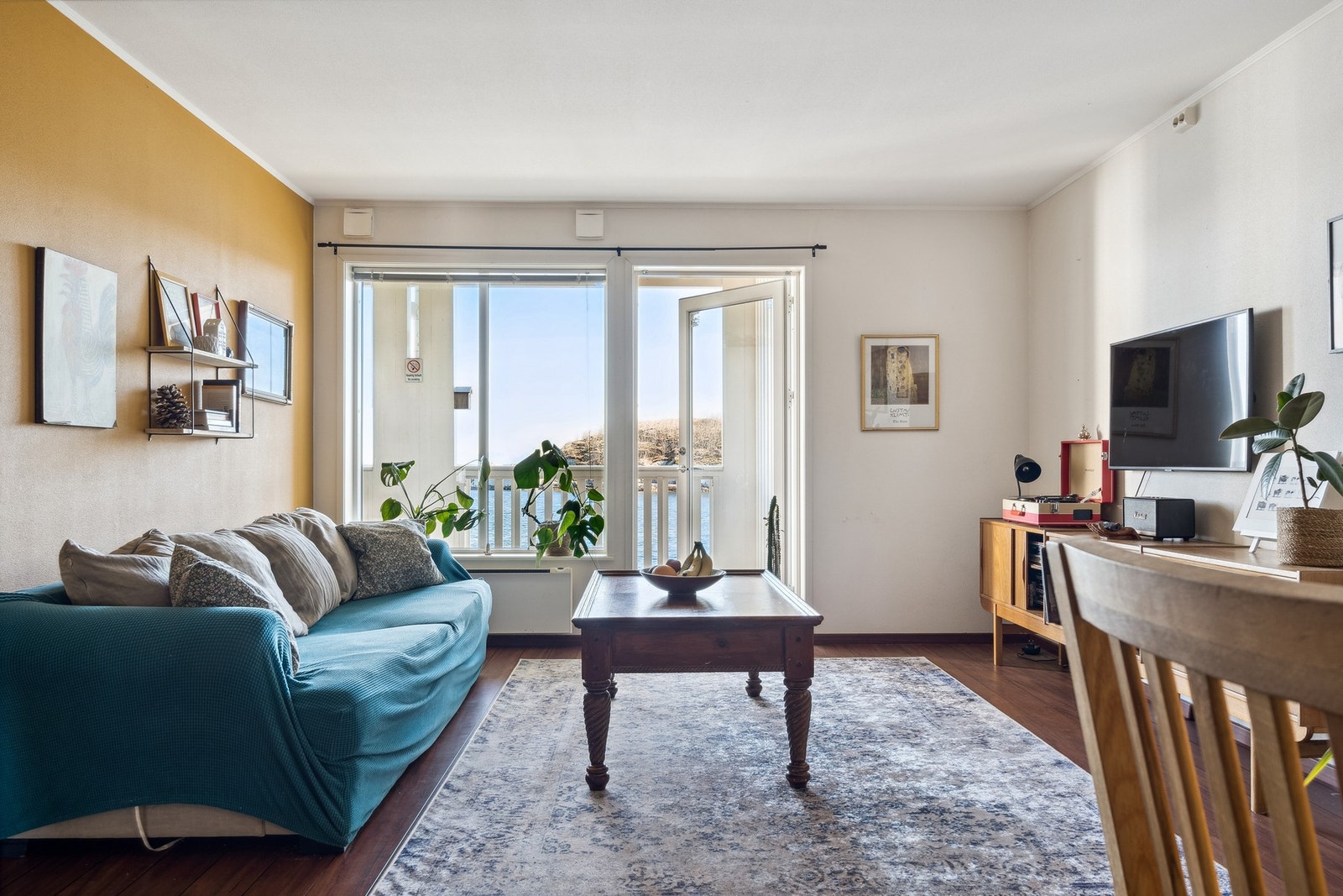 Fra stuen har du utgang til veranda Galleribilde