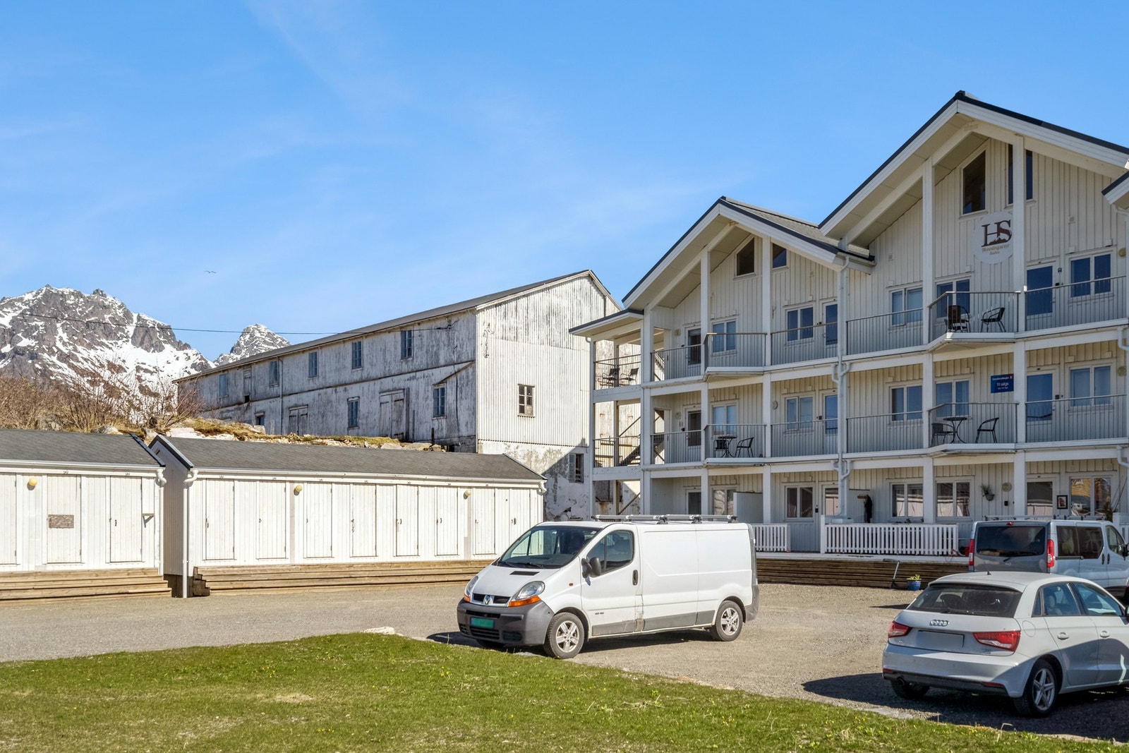 Sameiet har felles parkeringsplass - samt bod-rekke med egen bod for hver seksjon. Galleribilde
