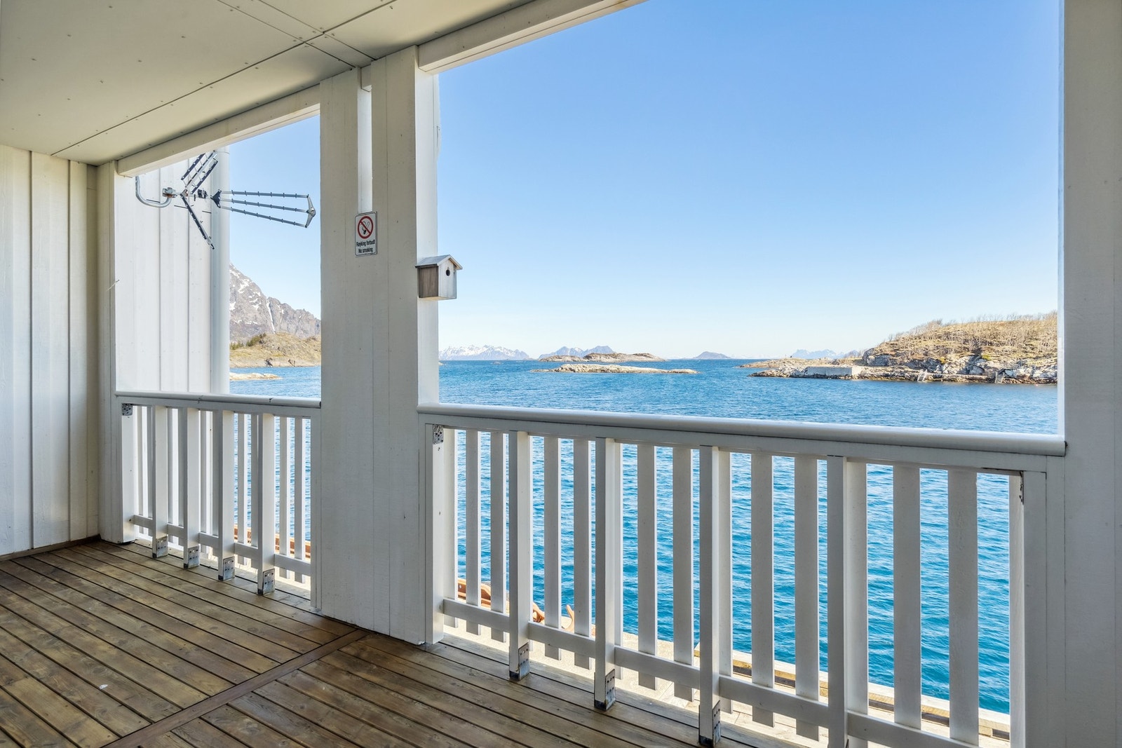 Veranda mot sjøen - her kan du nyte utsikten til Vestfjorden Galleribilde