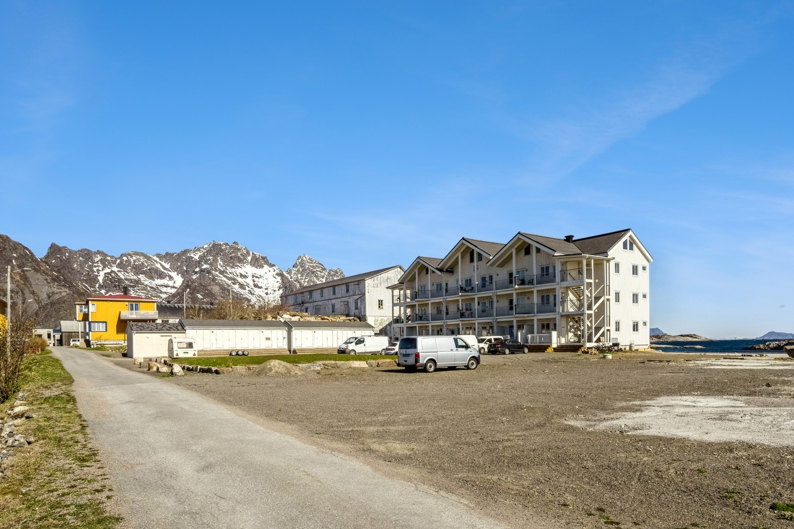 Banhammaren liger fint til her i Henningsvær Galleribilde