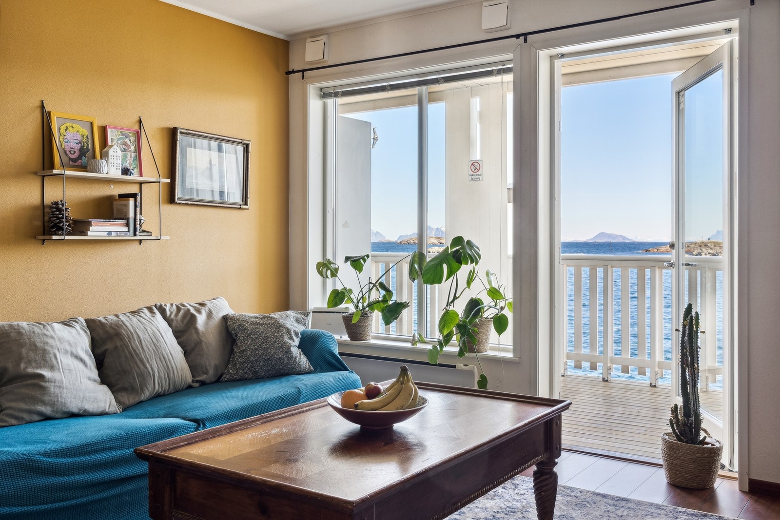 Utgang til terrasse fra stuen - utsikten er magisk Galleribilde