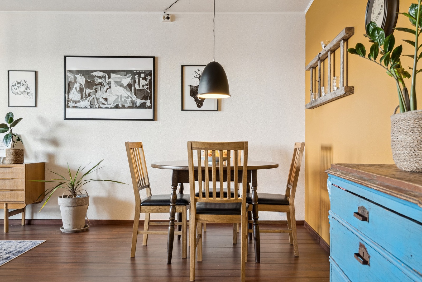 Stua har god plass for spisebord Galleribilde