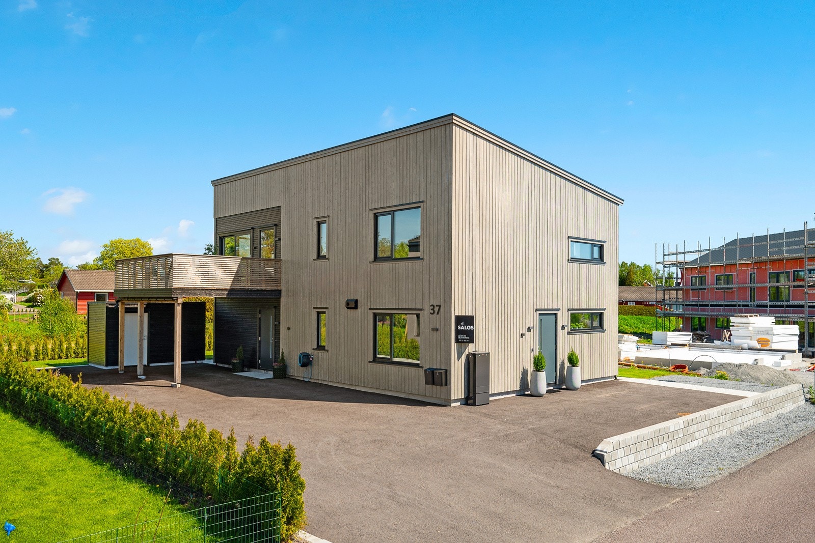 Praktisk bod bak carport for ekstra lagring Galleribilde