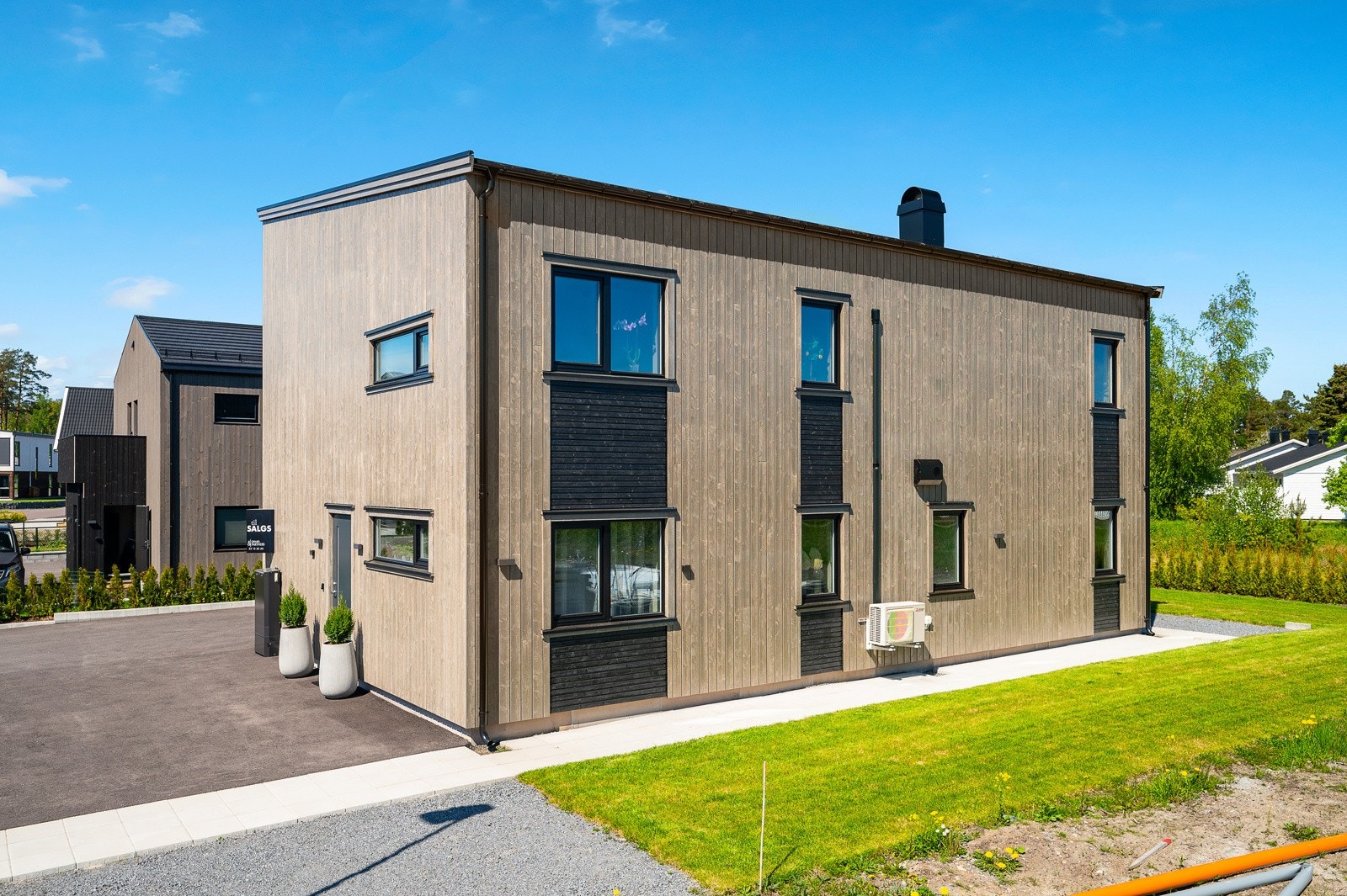 Plass til å parkere en bil ved inngangspartiet Galleribilde