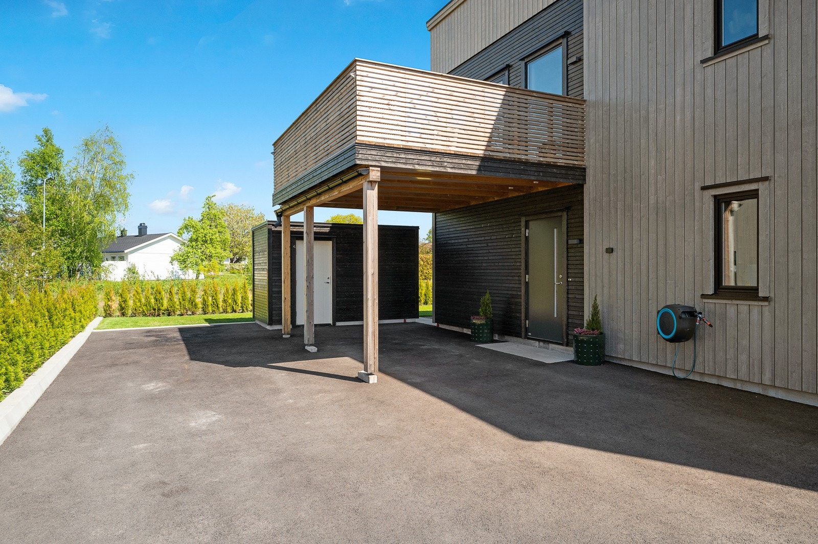 Sett bilen i carporten - her står den skjermet for vær og vind Galleribilde