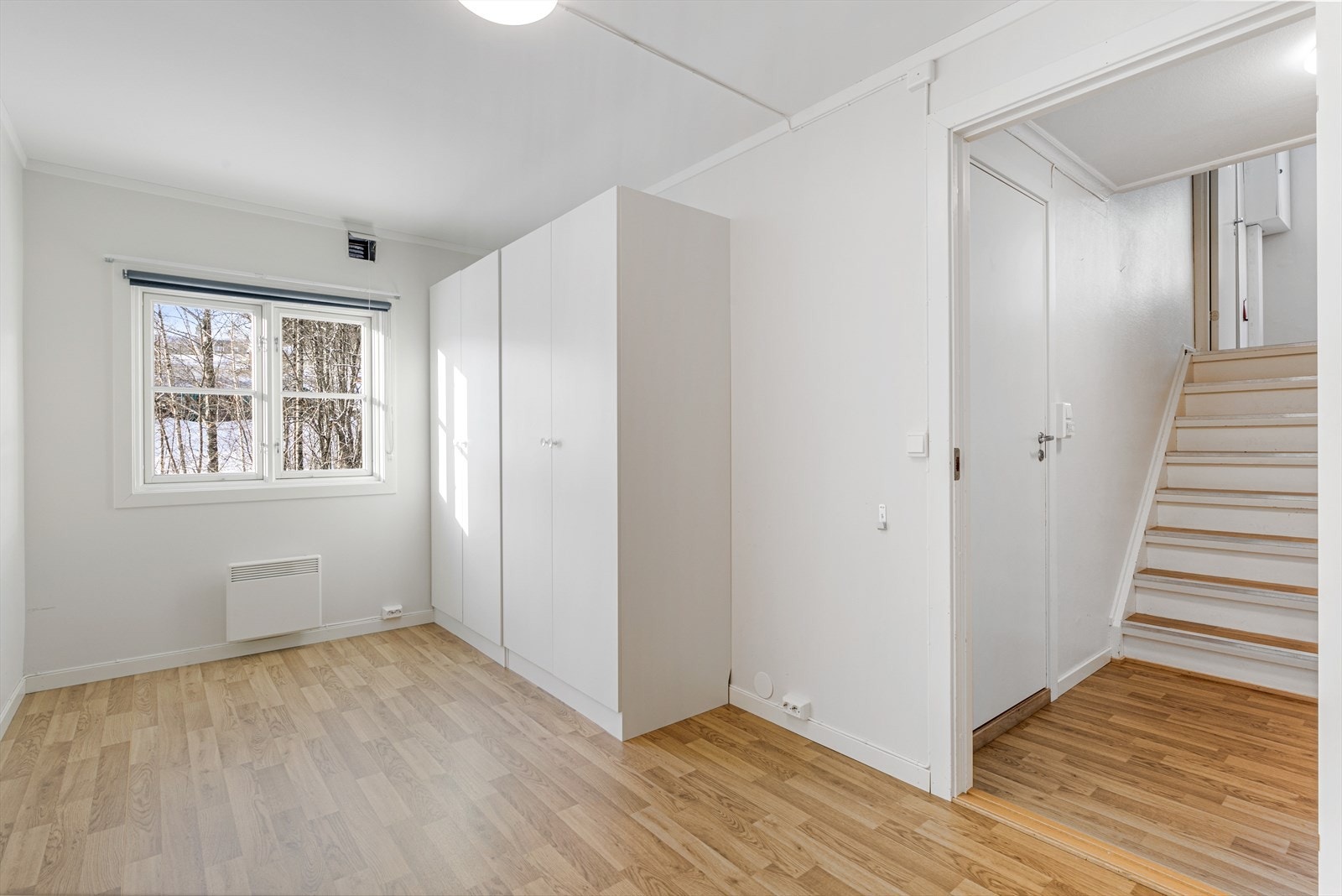 Soverom II. Trapperommet fører opp til 3.etasje hvor soverom III og boligens ekstra oppholdsrom ligger. Galleribilde