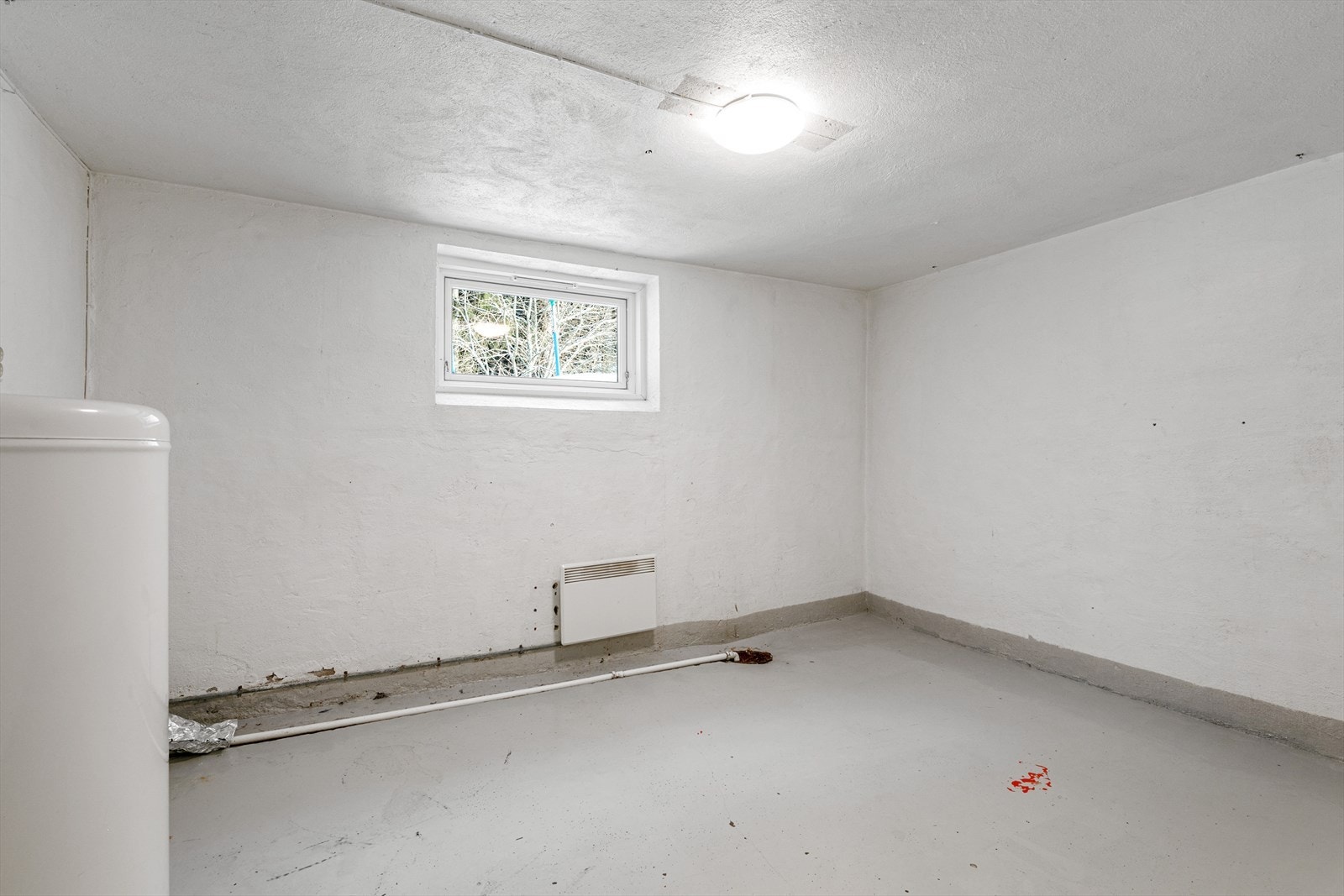 Vaskerommet. Felles inntak vann for 39 og 41, samt felles kloakkpumpe. Kontrollpanelet er plassert på ytterveggen her i 39. Galleribilde