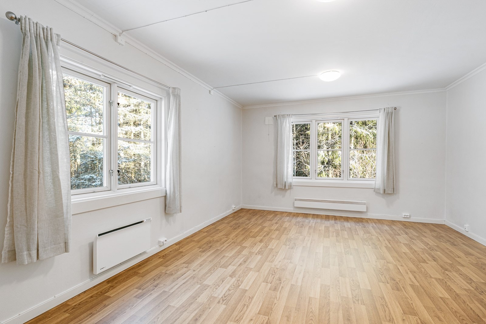 Stuen har godt med veggplass som gjør den er praktisk å innrede. Galleribilde