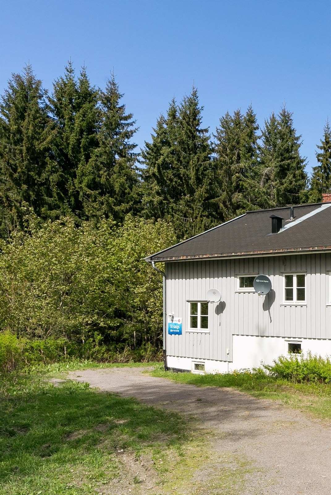 Lys og innholdsrik del av tomannsbolig. Sagstuveien 41 er den innerste delen av denne tomannsboligen. Galleribilde