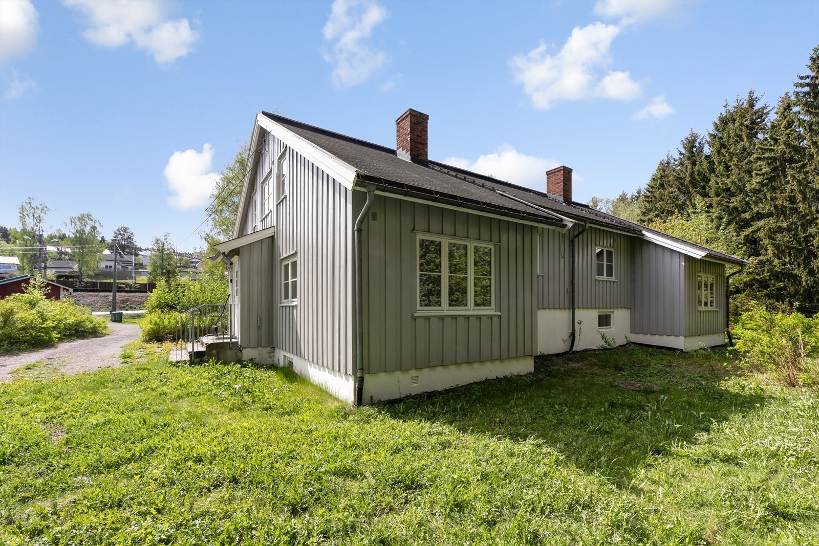 Tomtegrensen mellom Sagstuveien 39 og 41 går ved taknedløpet. Galleribilde