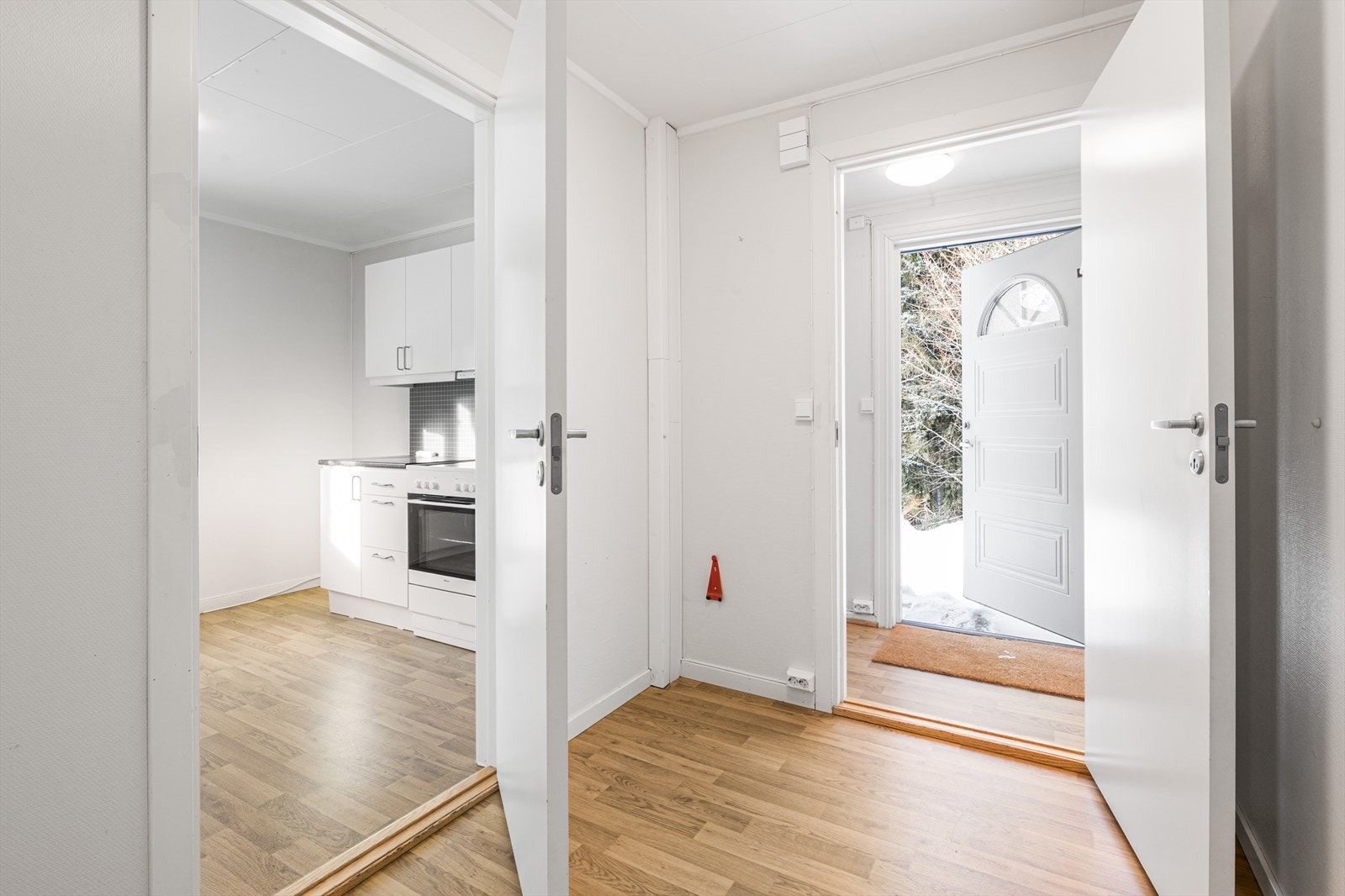 Velkommen inn! Gulvene er i samme utførelse og veggene er malt lyse. Galleribilde