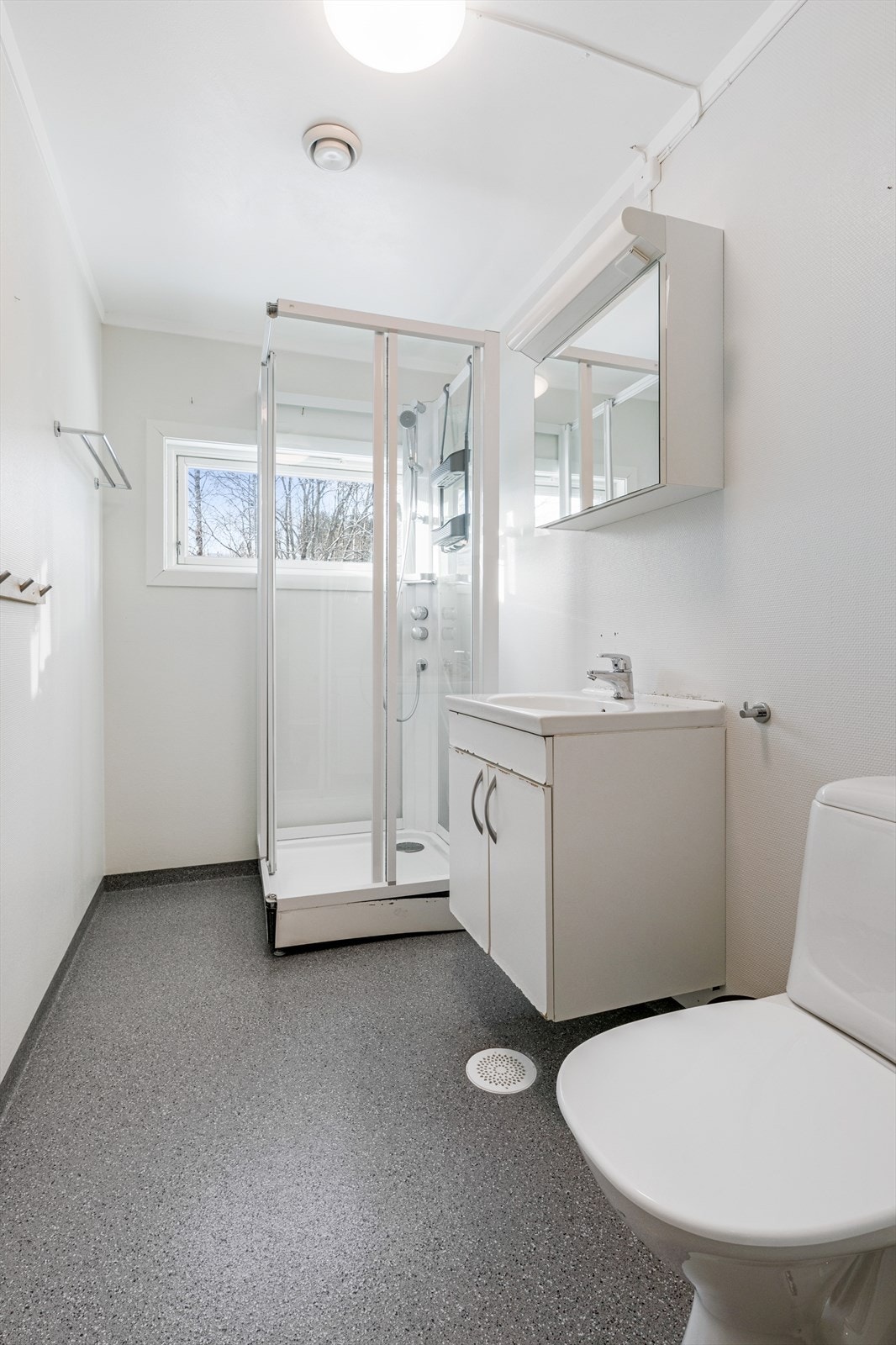 Badet ligger i 2 etasje praktisk plassert sammen med to av soverommene. Galleribilde