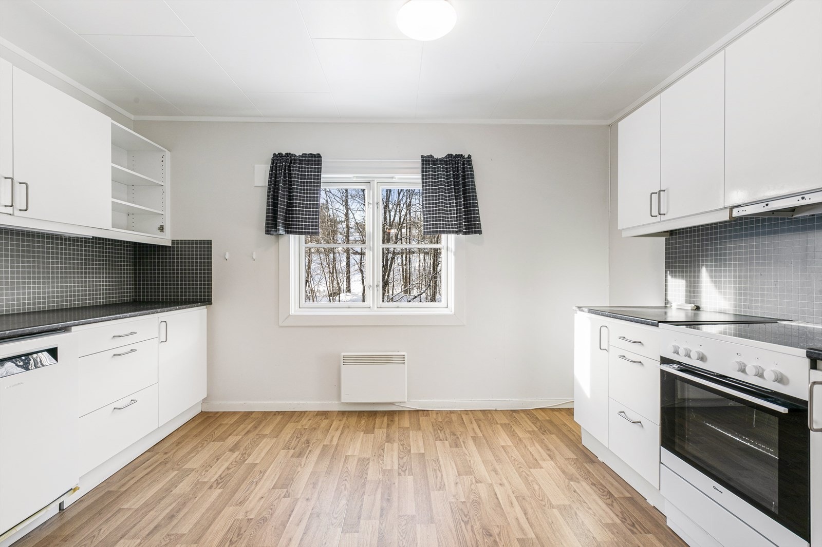 Lyst og hyggelig kjøkken med god plass til spisebordet midt i rommet. Galleribilde